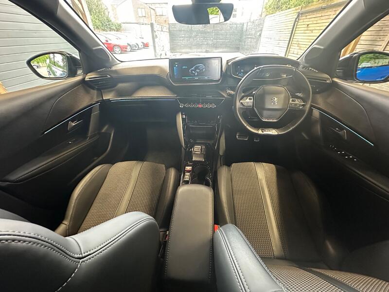 PEUGEOT E-208