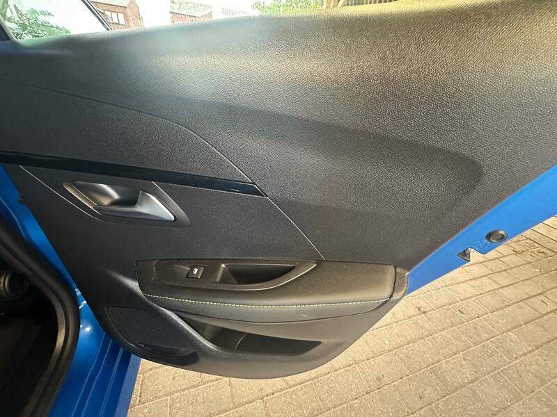PEUGEOT E-208