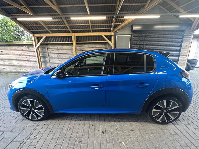 PEUGEOT E-208