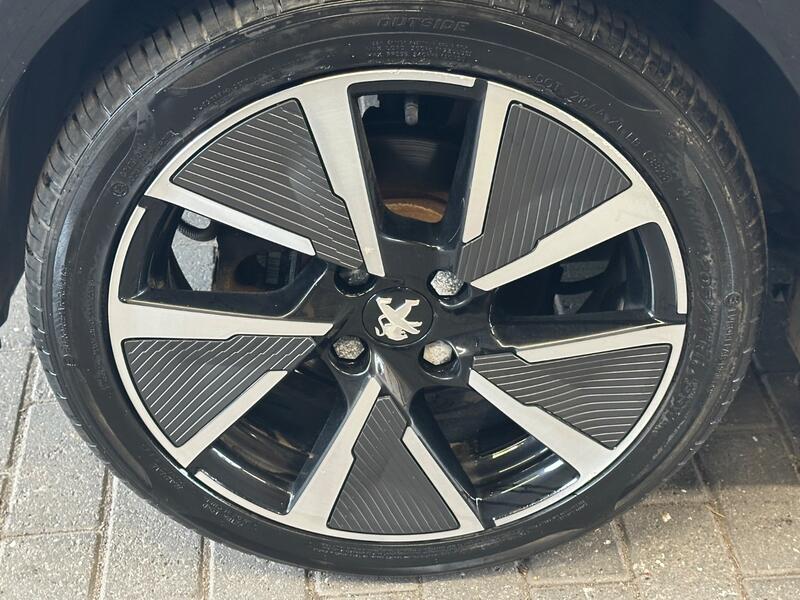 PEUGEOT E-208