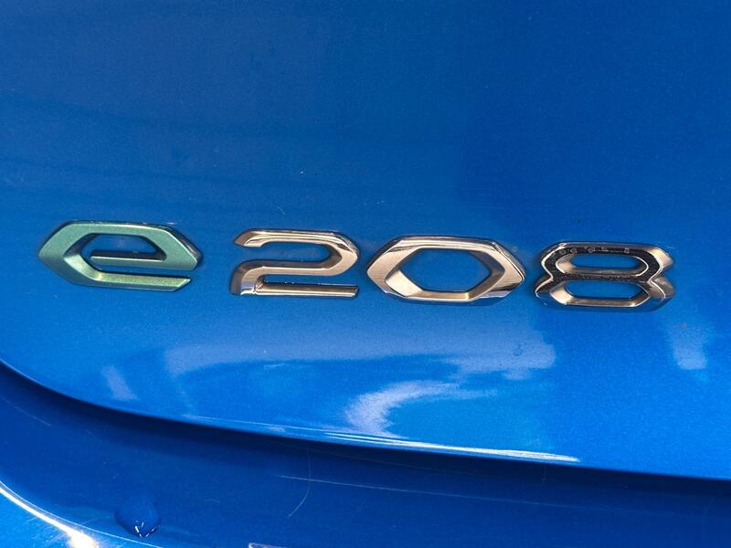 PEUGEOT E-208