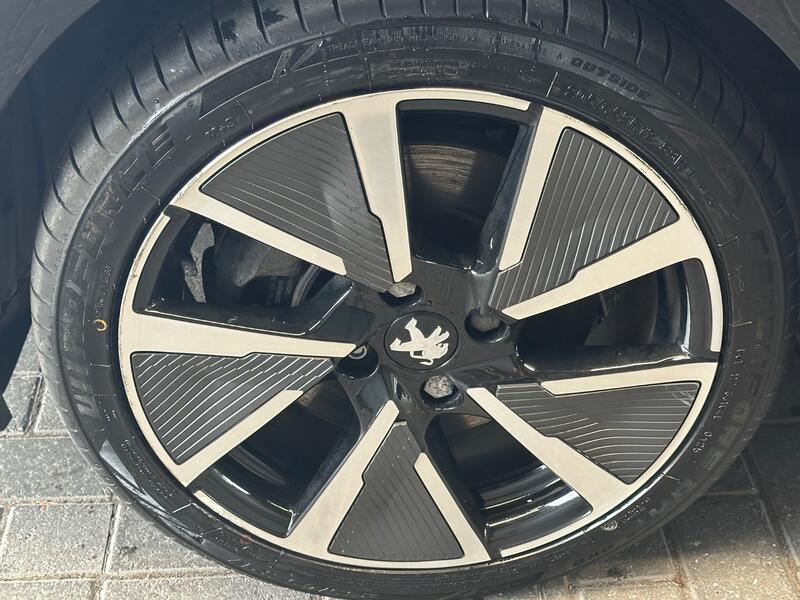 PEUGEOT E-208