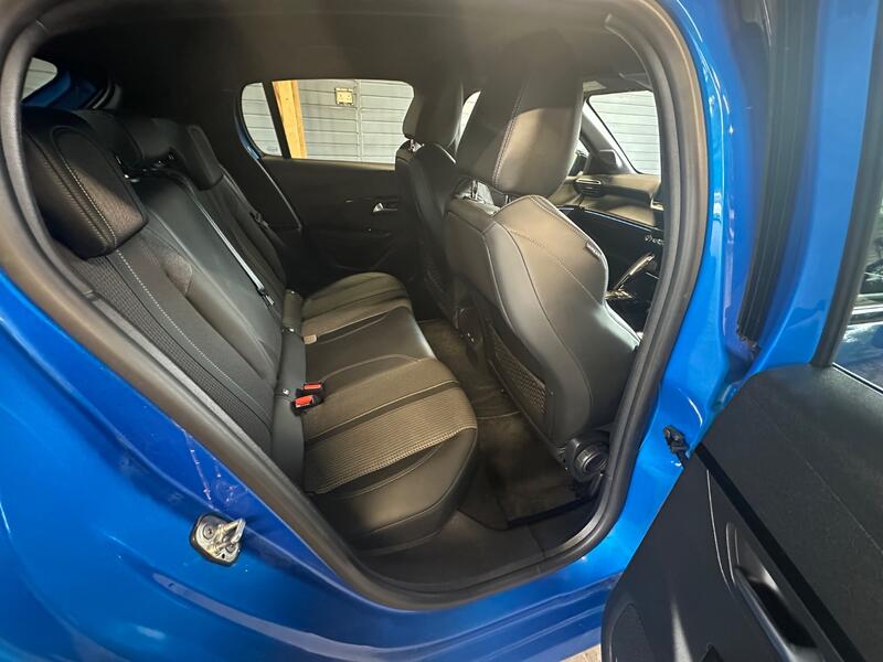 PEUGEOT E-208